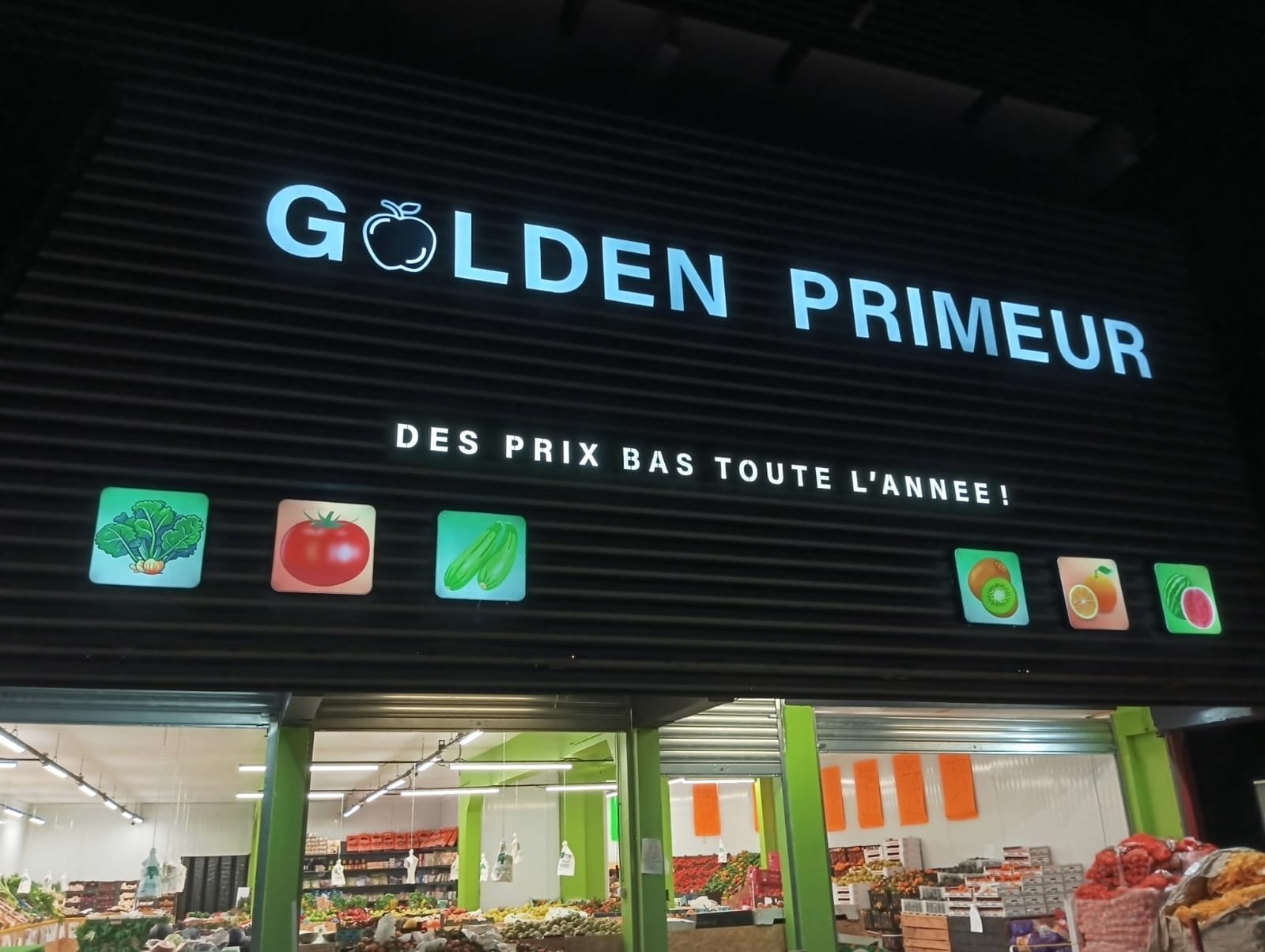Façade commerciale avec enseigne sur mesure Monsieur Enseigne